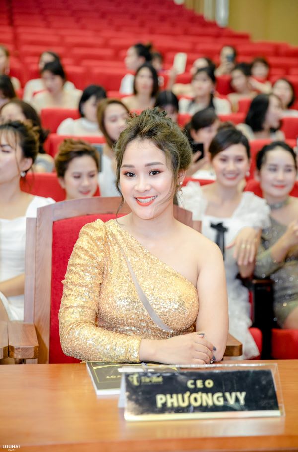 CEO Phương Vy với nụ cười rạng rỡ