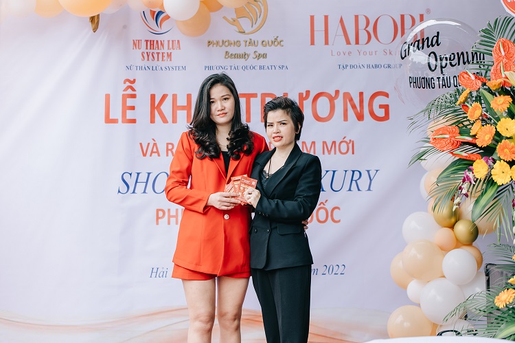 Phương Tàu Quốc và Phó chủ tịch Lê Thuyết trong buổi lễ khai trương showroom Habobi Hải Phòng