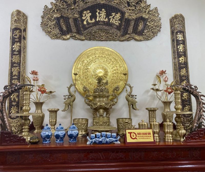 Thiên Quang Bảo có đầy đủ bộ đồ thờ bằng đồng 